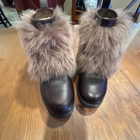 Ugg Boots - Size 6 NWOT - Picture 1 of 4